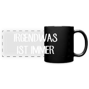 Irgendwas ist immer - Lustiger Spruch - Panorama-Tasse farbig - Schwarz - Vorne