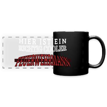 Hier ist ein richtig cooler Feuerwehrmann - Panorama-Tasse farbig - Schwarz - Vorne