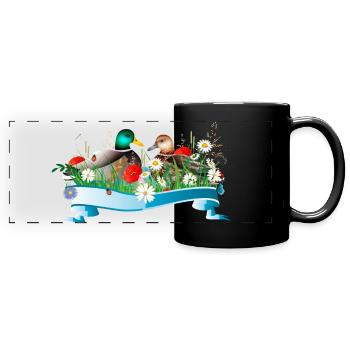 Enten Pärchen im See mit frühlingshaftem Ufer - Panorama-Tasse farbig - Schwarz - Vorne