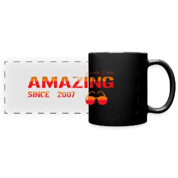 Amazing since 2007 - Panorama-Tasse farbig - Schwarz - Vorne