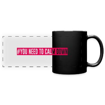 "#You need to calm down" - Panorama-Tasse farbig - Schwarz - Vorne