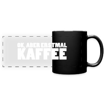 Ok aber erstmal Kaffee! - Panorama-Tasse farbig - Schwarz - Vorne