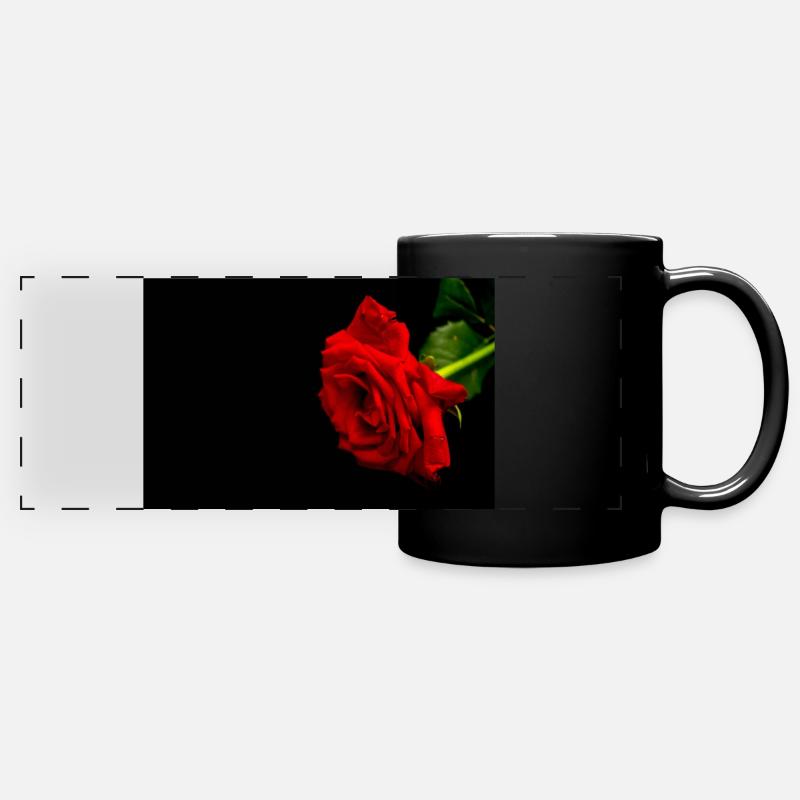 rote Rose auf schwarzem Valentinstaghintergrund - Panorama-Tasse farbig - Schwarz