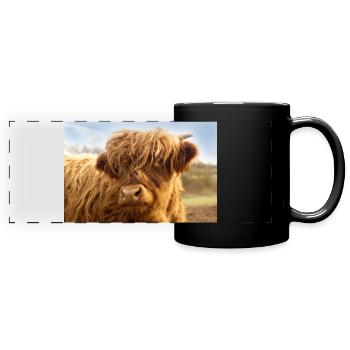 Kleine Kuh, braunes Kalb schaut in die Kamera - Panorama-Tasse farbig - Schwarz - Vorne