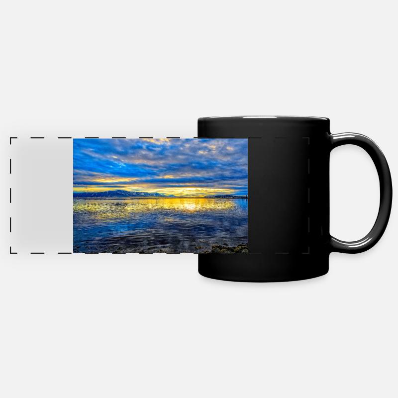 Morgensonne vor Island - Panorama-Tasse farbig - Schwarz