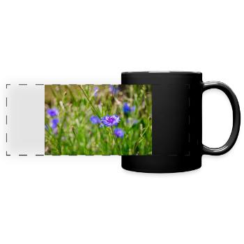 Sommerwiese mit Kornblumen - Panorama-Tasse farbig - Schwarz - Vorne