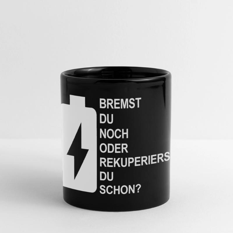 Bremst du noch oder rekuperierst du schon? E-Auto Panorama-Tasse farbig