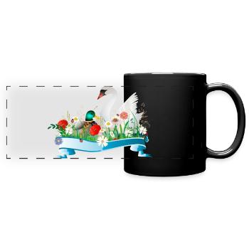 Schwan und Ente im See mit frühlingshaftem Ufer - Panorama-Tasse farbig - Schwarz - Vorne