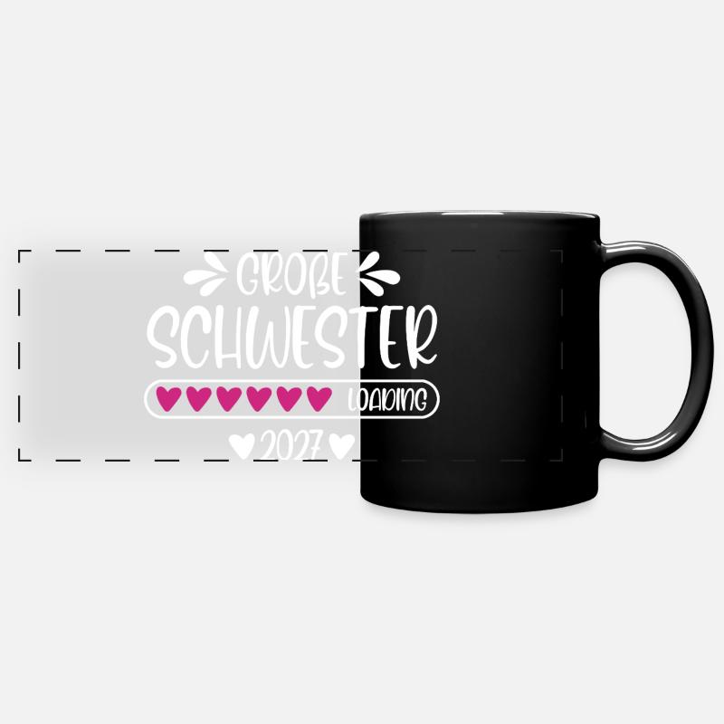 Große Schwester 2027 loading - Panorama-Tasse farbig - Schwarz