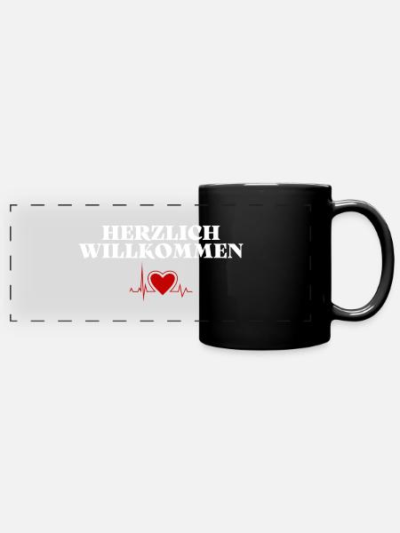 Herzlich Willkommen Herz Liebe - Panorama-Tasse farbig - Schwarz