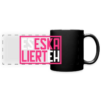 Es eskaliert eh - Panorama-Tasse farbig - Schwarz - Vorne
