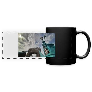 Tower Bridge London mit bewölktem Himmel - Panorama-Tasse farbig - Schwarz - Vorne