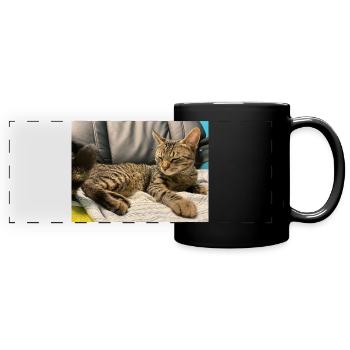 Gemütliche Tigerkatze im Licht - Panorama-Tasse farbig - Schwarz - Vorne