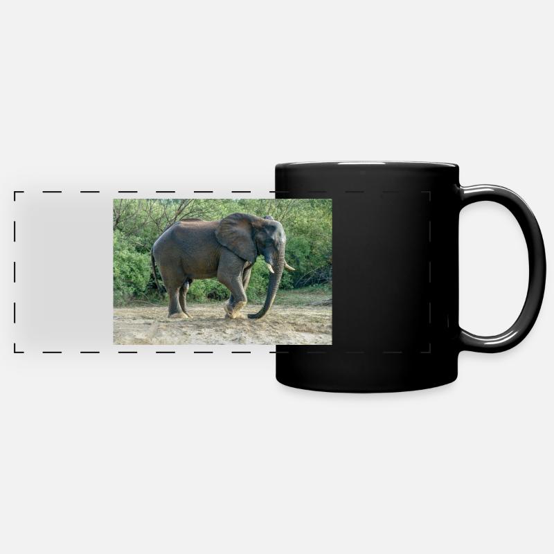 L’éléphant piétinait le pied dans le sable. - Mug panoramique uni - noir