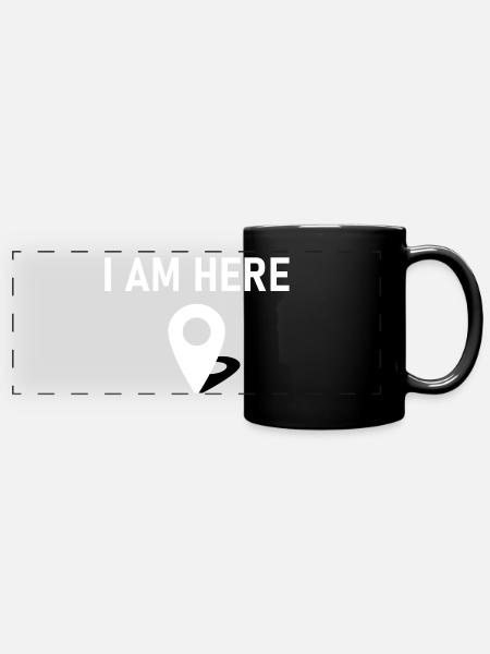 I am here 📍 - Panorama-Tasse farbig - Schwarz