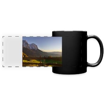 Südtirol Panorama der Schlern im Sonnenutergang - Panorama-Tasse farbig - Schwarz - Vorne