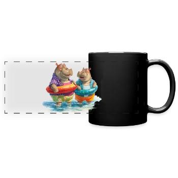 Hippos am Strand mit Schwimmreifen - Panorama-Tasse farbig - Schwarz - Vorne