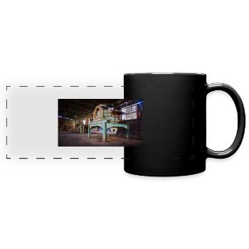 Urbex Photography | Verlassene rostige Maschine - Panorama-Tasse farbig - Schwarz - Vorne
