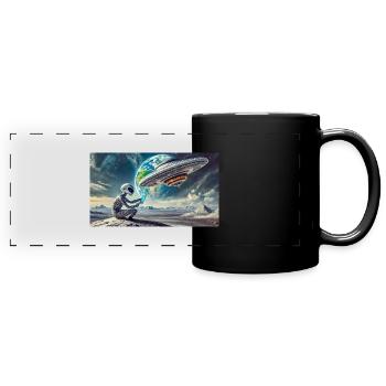 extraterrestre gris sur la surface de la lune - pilotant un OVNI. - Mug panoramique uni - noir - Devant