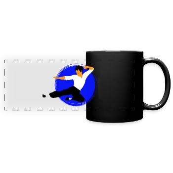 Karate-Flugtritt im blauen Kreis - Panorama-Tasse farbig - Schwarz - Vorne