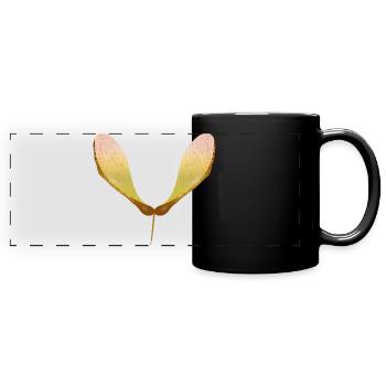 Zarter Ahornsamen – Herbstliches Naturmotiv - Panorama-Tasse farbig - Schwarz - Vorne