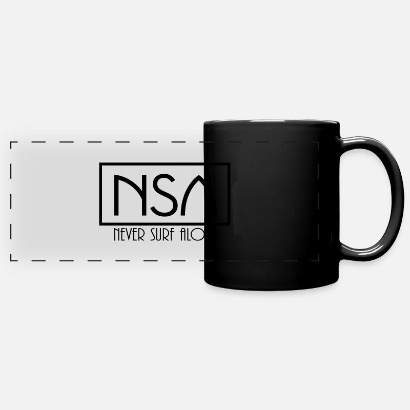 never surf alone - Panorama-Tasse farbig - Schwarz