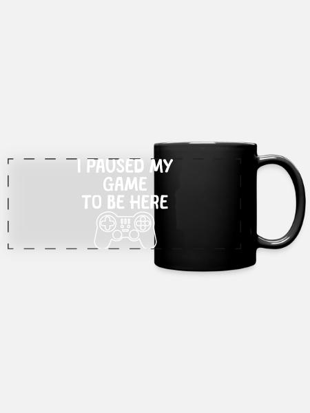 Game Paused - Panorama-Tasse farbig - Schwarz