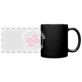 Bandade-Brigade Kleine Taten. Großes Herz. Druck auf der Brust - Panorama-Tasse farbig - Schwarz - Vorne