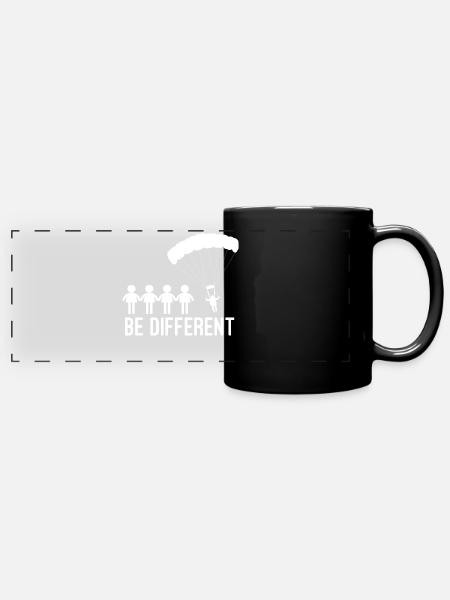 Skydiving Be different - Panorama-Tasse farbig - Schwarz