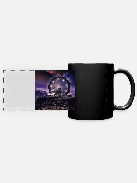 Eine Fee und ein dunkler Wolf - Panorama-Tasse farbig - Schwarz