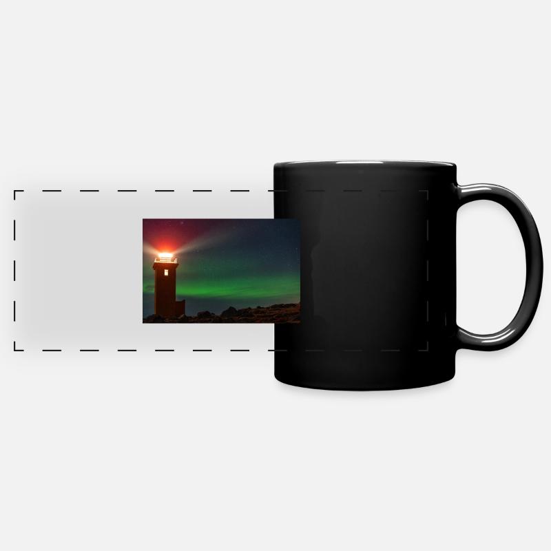 Leuchtturm mit Polarlichter - Panorama-Tasse farbig - Schwarz