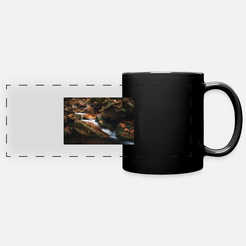 Couleurs d’automne dans les feuilles de la rivière - Mug panoramique uni - noir