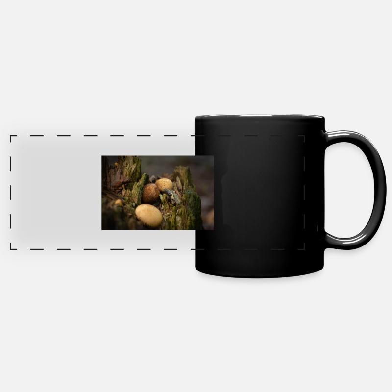 Magic-Mushrooms - Panorama-Tasse farbig - Schwarz
