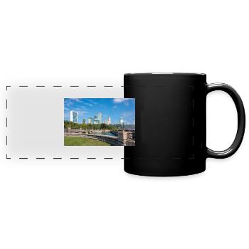 Die Skyline von Niagara City und das Panorama der Niagarafälle - Panorama-Tasse farbig - Schwarz - Vorne