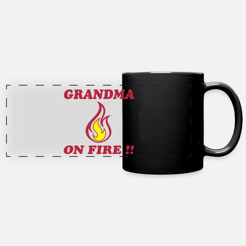 Grandma on fire !! - Panorama-Tasse farbig - Schwarz