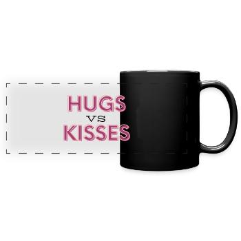 Umarmungen vs. Küsse - Panorama-Tasse farbig - Schwarz - Vorne