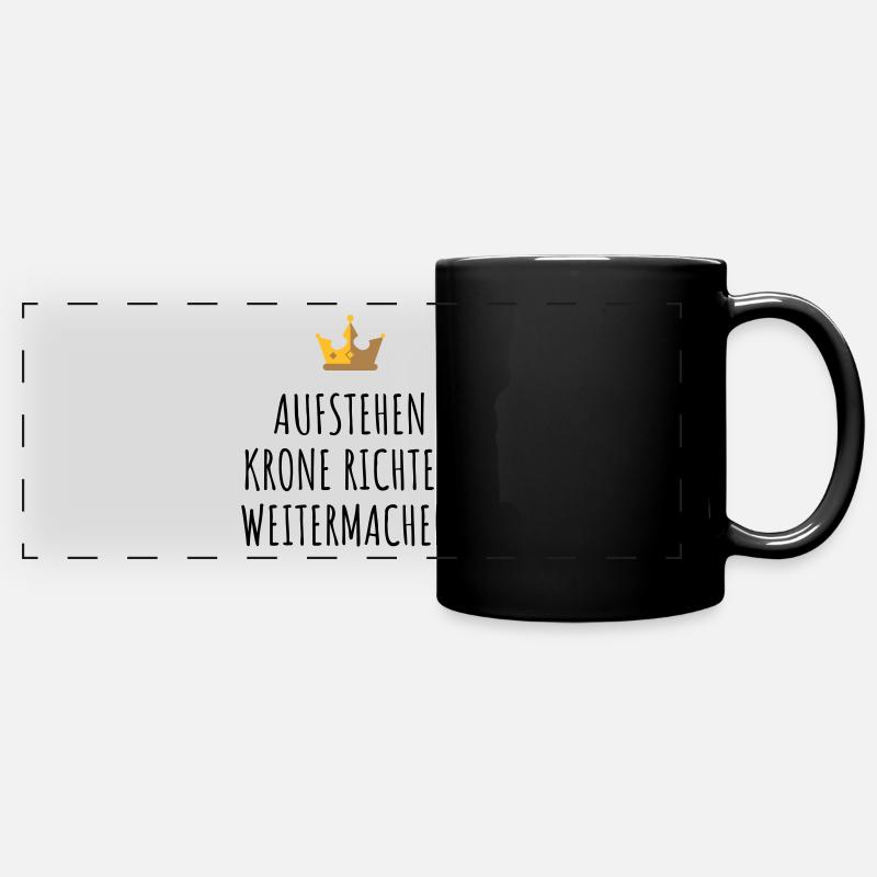 Aufstehen, Krone richten, weitermachen. - Panorama-Tasse farbig - Schwarz
