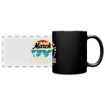 Mars 2028. Cadeau d'anniversaire mars 2028. - Mug panoramique uni - noir - Devant