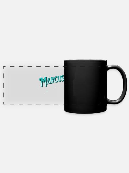 Marcus Namen personalisiert - Panorama-Tasse farbig - Schwarz
