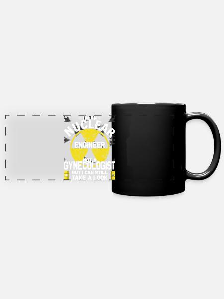 Kernkraft - Stolzer Nuklearingenieur - Panorama-Tasse farbig - Schwarz