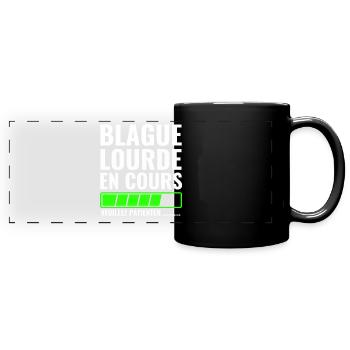 Schwerer Witz in Arbeit, bitte warten - Panorama-Tasse farbig - Schwarz - Vorne