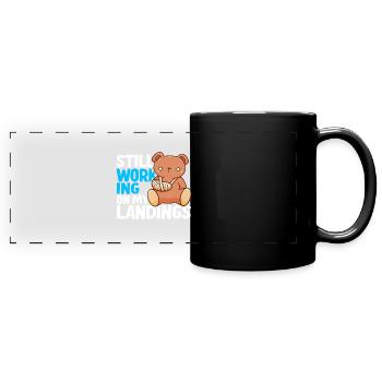 Ich arbeite noch an meiner Landung - Panorama-Tasse farbig - Schwarz - Vorne
