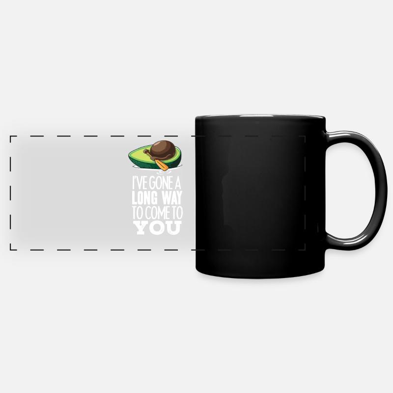 Lustiges Avocado-Lebensmittel, das eine Fischerboot-Frucht fährt - Panorama-Tasse farbig - Schwarz