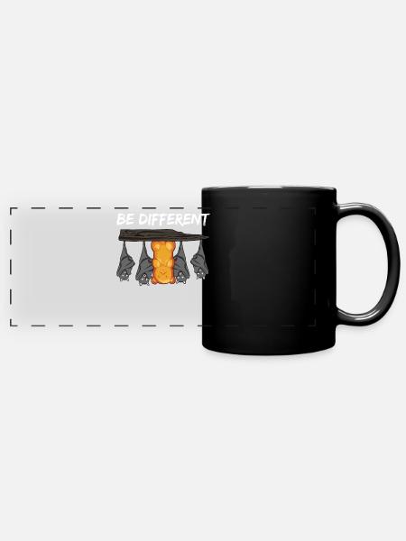 Gummibärchen und Fledermäuse - Panorama-Tasse farbig - Schwarz