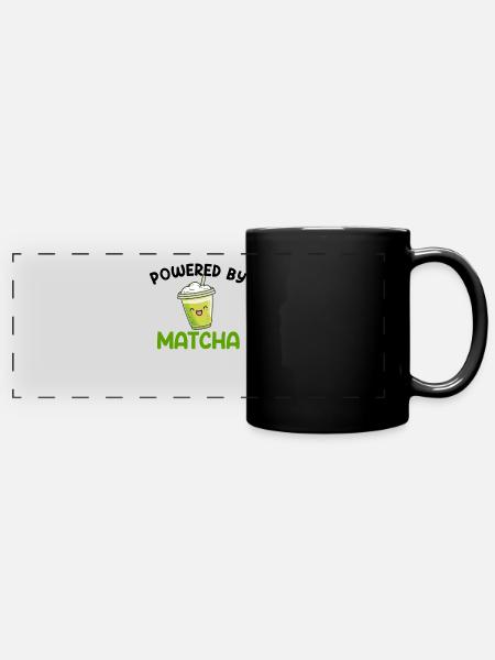 powered by matcha, matcha - Panorama-Tasse farbig - Schwarz