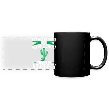 Das Leben mag hart sein, aber Kakteen sind es auch - Thrive In Ad - Panorama-Tasse farbig - Schwarz - Vorne