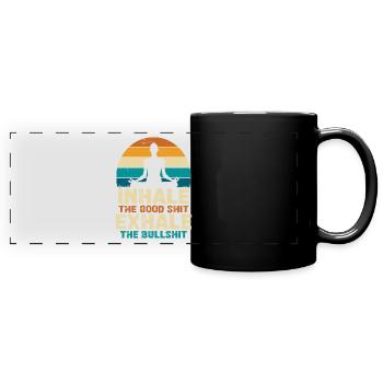 Atme Das Gute Ein, Ausatmen Den Blödsinn - Panorama-Tasse farbig - Schwarz - Vorne