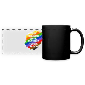 Trainiere weiter, bis der Gürtel schwarz wird - Panorama-Tasse farbig - Schwarz - Vorne