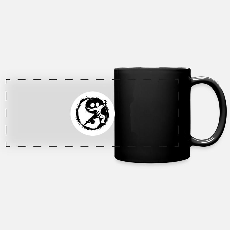 Der Weg zur Mitte - Taiji Training - Panorama-Tasse farbig - Schwarz