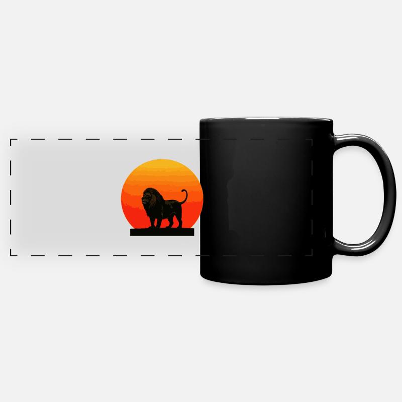 Löwe bei Sonnenaufgang - Panorama-Tasse farbig - Schwarz